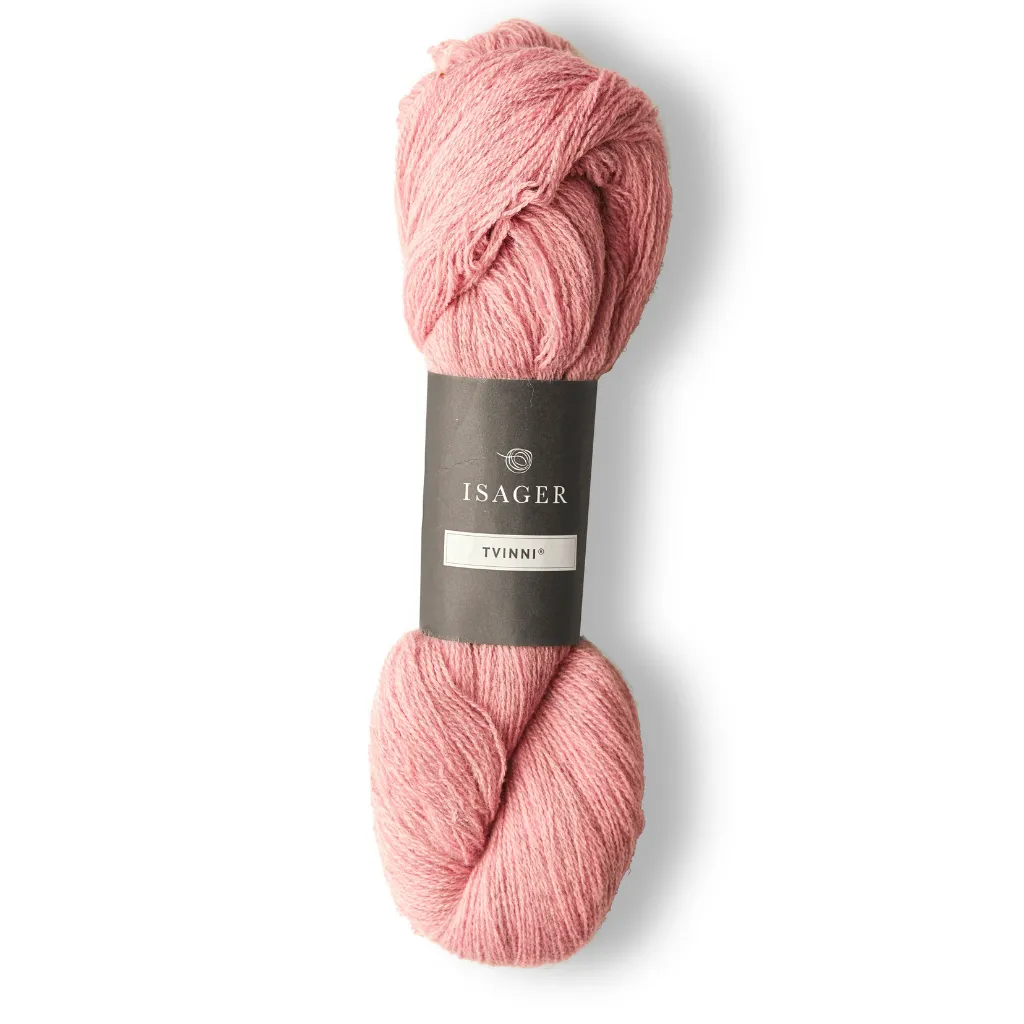 Isager Tvinni 100 g (2x50 g) – Ensiluokkainen 2-säikeinen merinokaritsanvilla (510 m / 100 g). Kestävä ja monikäyttöinen. Tilaa ihana lanka heti!