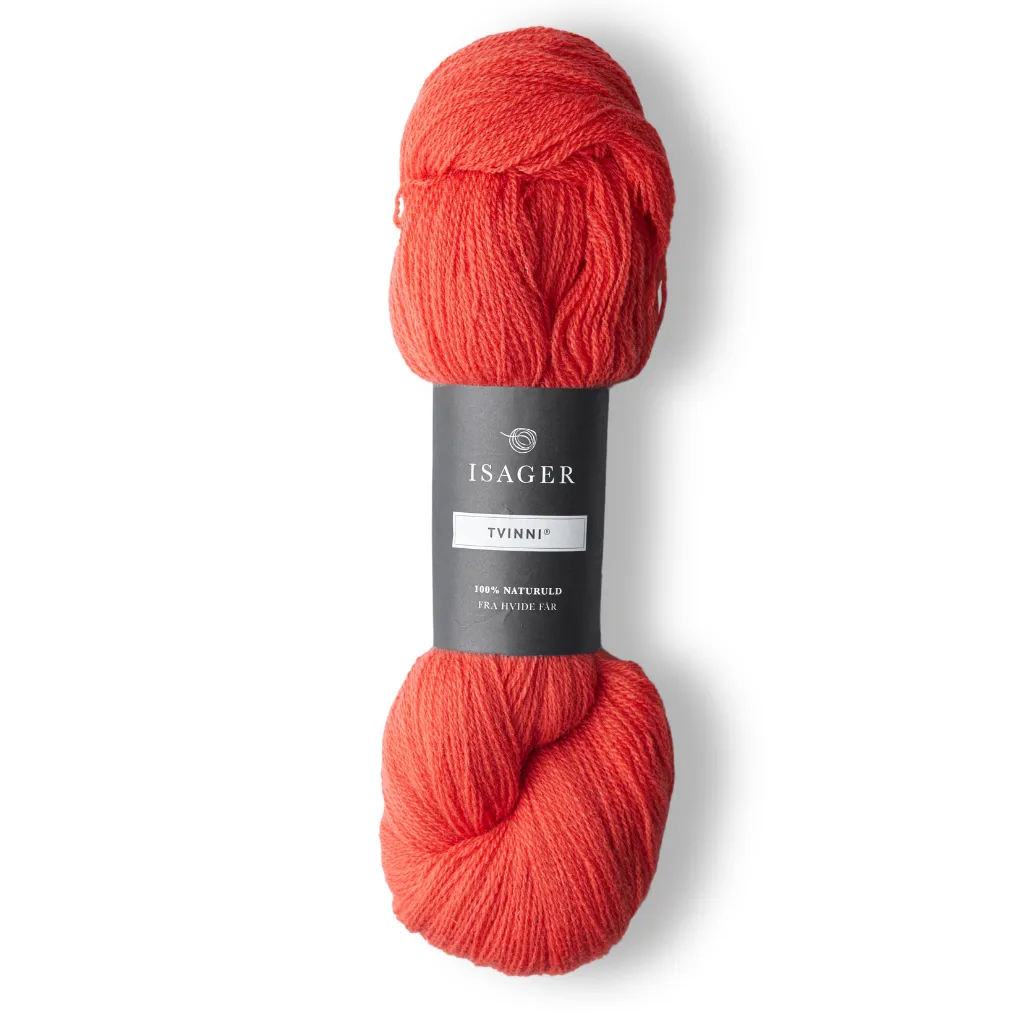 Isager Tvinni 100 g (2x50 g) – Ensiluokkainen 2-säikeinen merinokaritsanvilla (510 m / 100 g). Kestävä ja monikäyttöinen. Tilaa ihana lanka heti!