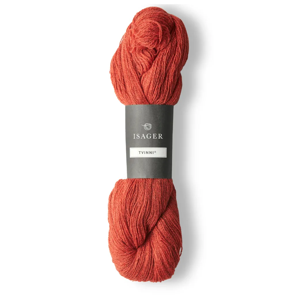 Isager Tvinni 100 g (2x50 g) – Ensiluokkainen 2-säikeinen merinokaritsanvilla (510 m / 100 g). Kestävä ja monikäyttöinen. Tilaa ihana lanka heti!