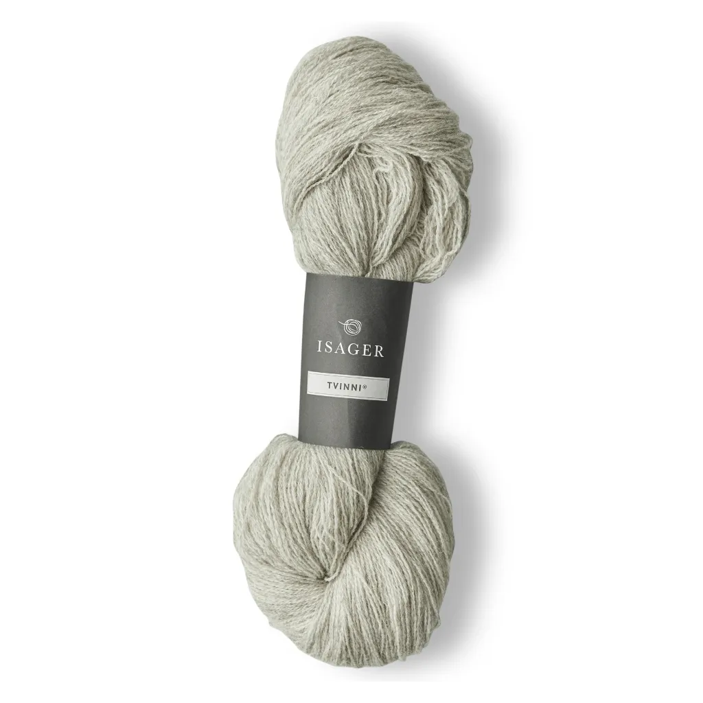 Isager Tvinni 100 g (2x50 g) – Ensiluokkainen 2-säikeinen merinokaritsanvilla (510 m / 100 g). Kestävä ja monikäyttöinen. Tilaa ihana lanka heti!