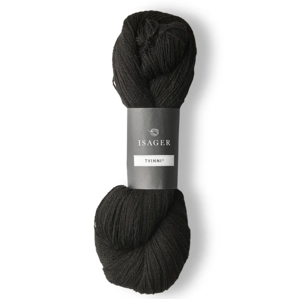 Isager Tvinni 100 g (2x50 g) – Ensiluokkainen 2-säikeinen merinokaritsanvilla (510 m / 100 g). Kestävä ja monikäyttöinen. Tilaa ihana lanka heti!
