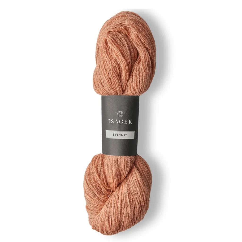 Isager Tvinni 100 g (2x50 g) – Ensiluokkainen 2-säikeinen merinokaritsanvilla (510 m / 100 g). Kestävä ja monikäyttöinen. Tilaa ihana lanka heti!