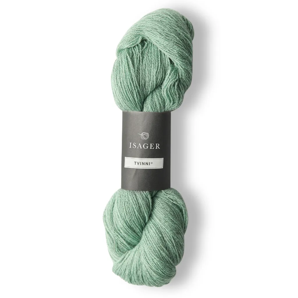 Isager Tvinni 100 g (2x50 g) – Ensiluokkainen 2-säikeinen merinokaritsanvilla (510 m / 100 g). Kestävä ja monikäyttöinen. Tilaa ihana lanka heti!