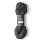 Isager Tvinni 100 g (2x50 g) – Ensiluokkainen 2-säikeinen merinokaritsanvilla (510 m / 100 g). Kestävä ja monikäyttöinen. Tilaa ihana lanka heti!