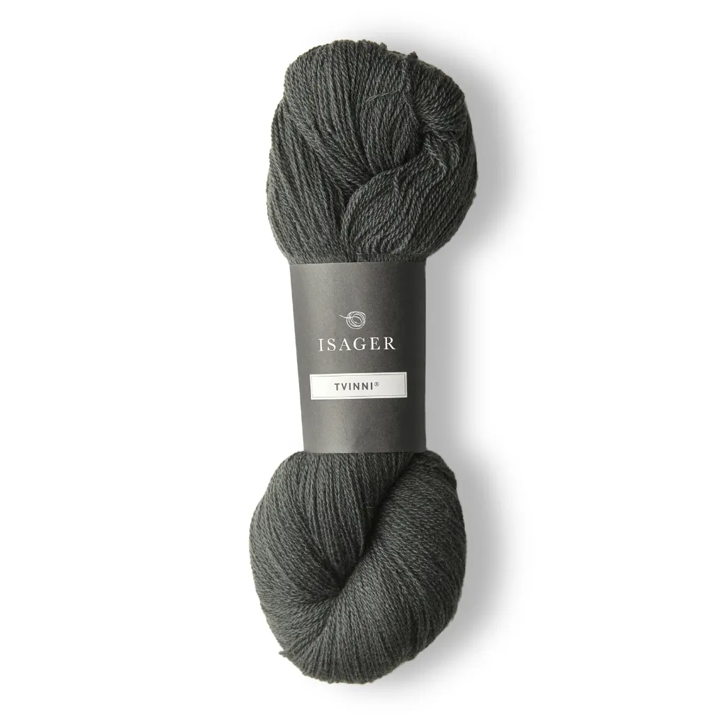 Isager Tvinni 100 g (2x50 g) – Ensiluokkainen 2-säikeinen merinokaritsanvilla (510 m / 100 g). Kestävä ja monikäyttöinen. Tilaa ihana lanka heti!