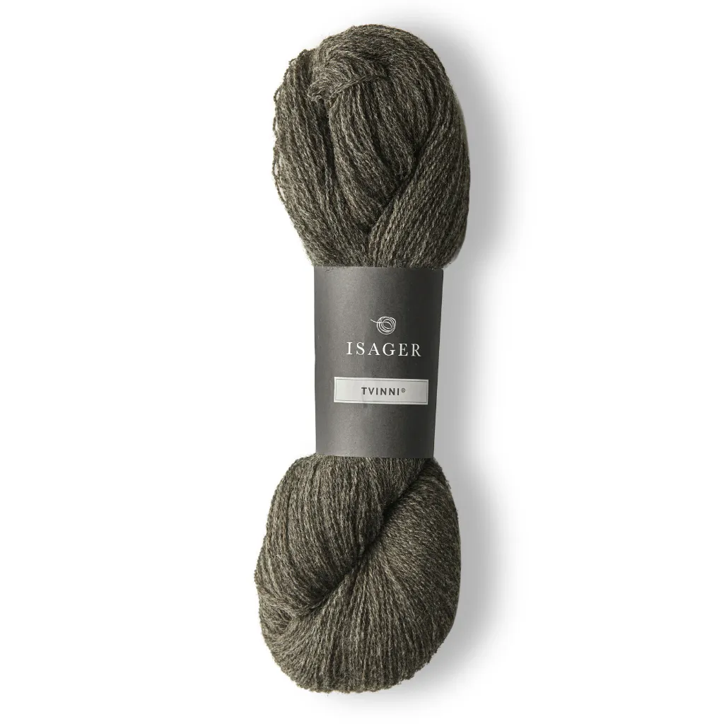 Isager Tvinni 100 g (2x50 g) – Ensiluokkainen 2-säikeinen merinokaritsanvilla (510 m / 100 g). Kestävä ja monikäyttöinen. Tilaa ihana lanka heti!