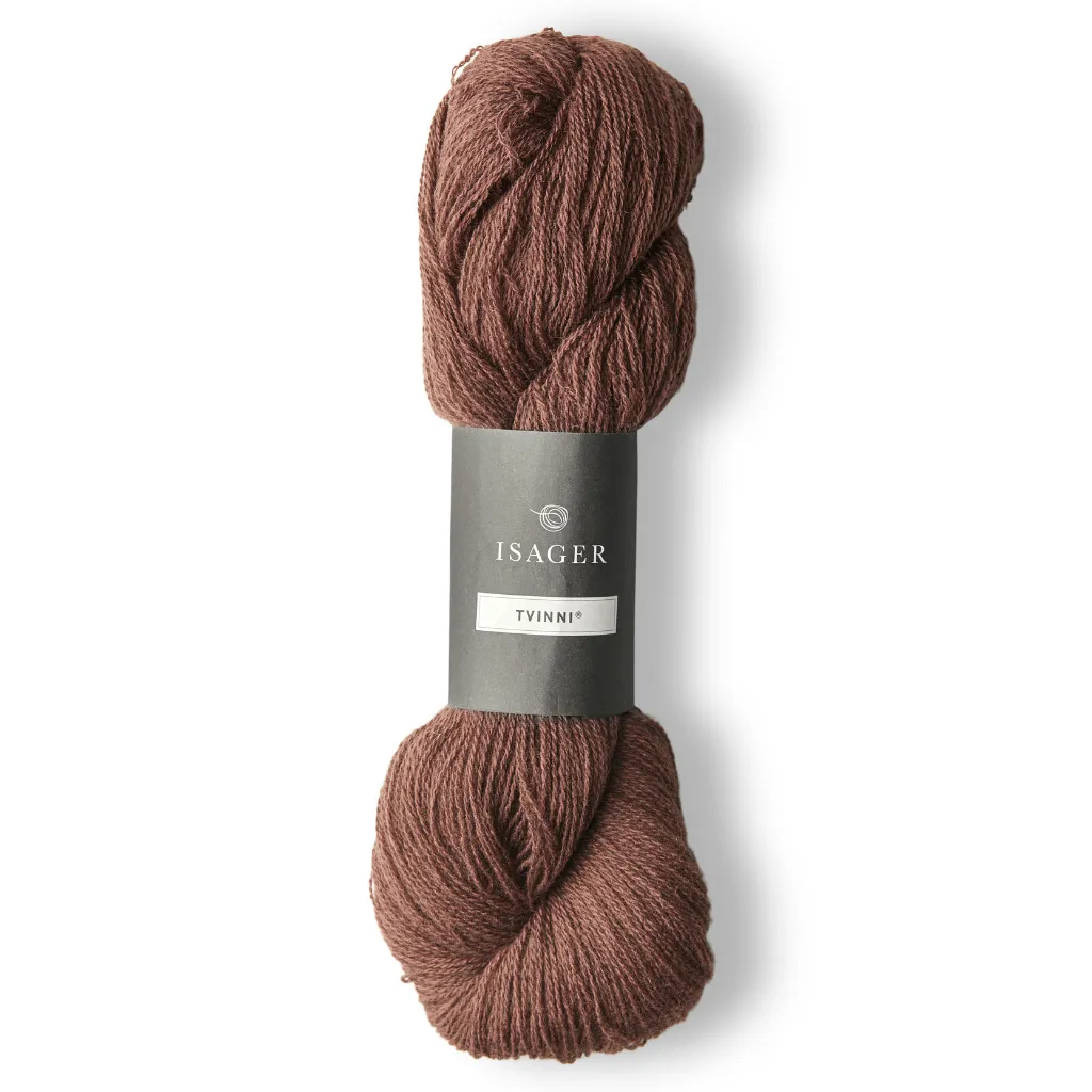 Isager Tvinni 100 g (2x50 g) – Ensiluokkainen 2-säikeinen merinokaritsanvilla (510 m / 100 g). Kestävä ja monikäyttöinen. Tilaa ihana lanka heti!