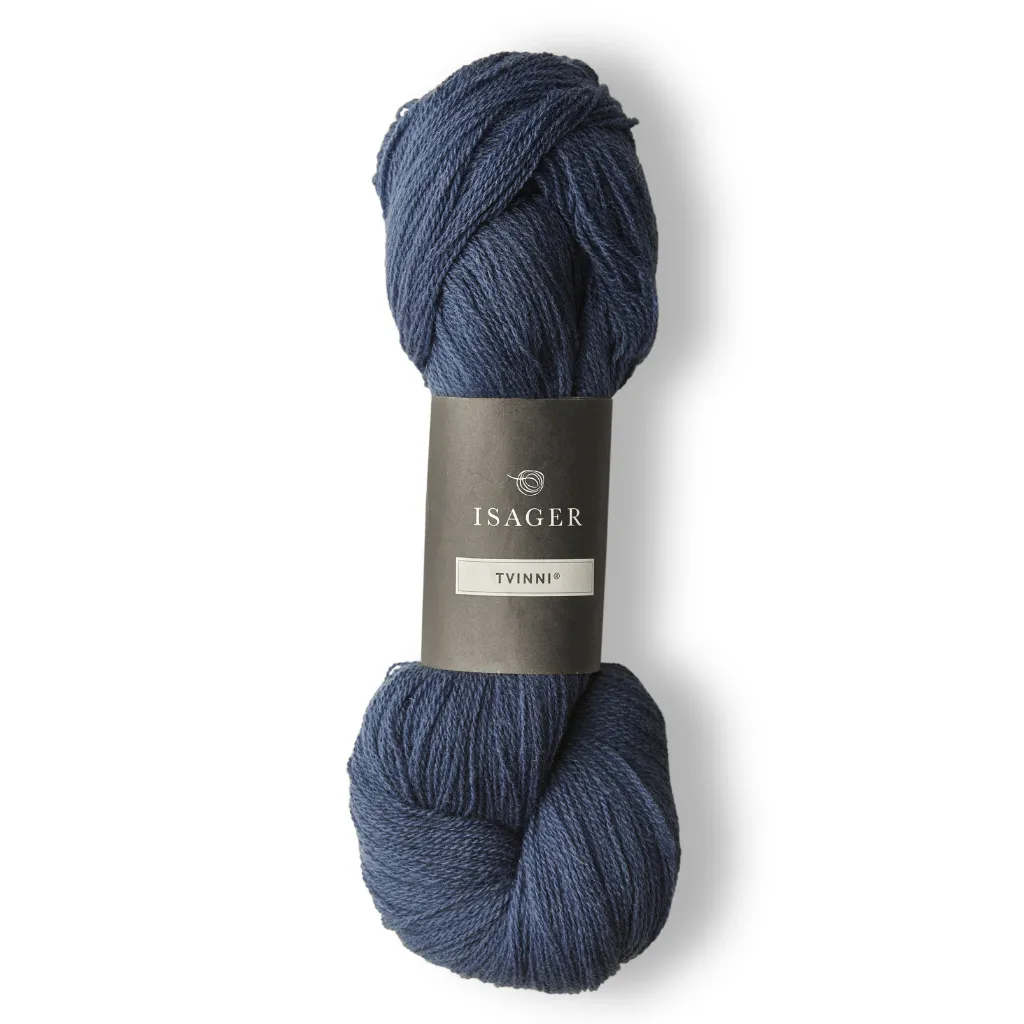 Isager Tvinni 100 g (2x50 g) – Ensiluokkainen 2-säikeinen merinokaritsanvilla (510 m / 100 g). Kestävä ja monikäyttöinen. Tilaa ihana lanka heti!