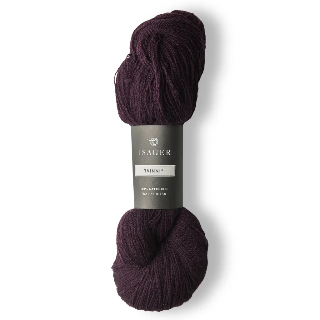 Isager Tvinni 100 g (2x50 g) – Ensiluokkainen 2-säikeinen merinokaritsanvilla (510 m / 100 g). Kestävä ja monikäyttöinen. Tilaa ihana lanka heti!