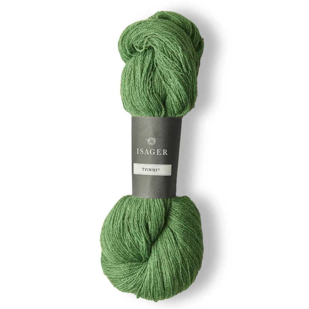 Isager Tvinni 100 g (2x50 g) – Ensiluokkainen 2-säikeinen merinokaritsanvilla (510 m / 100 g). Kestävä ja monikäyttöinen. Tilaa ihana lanka heti!