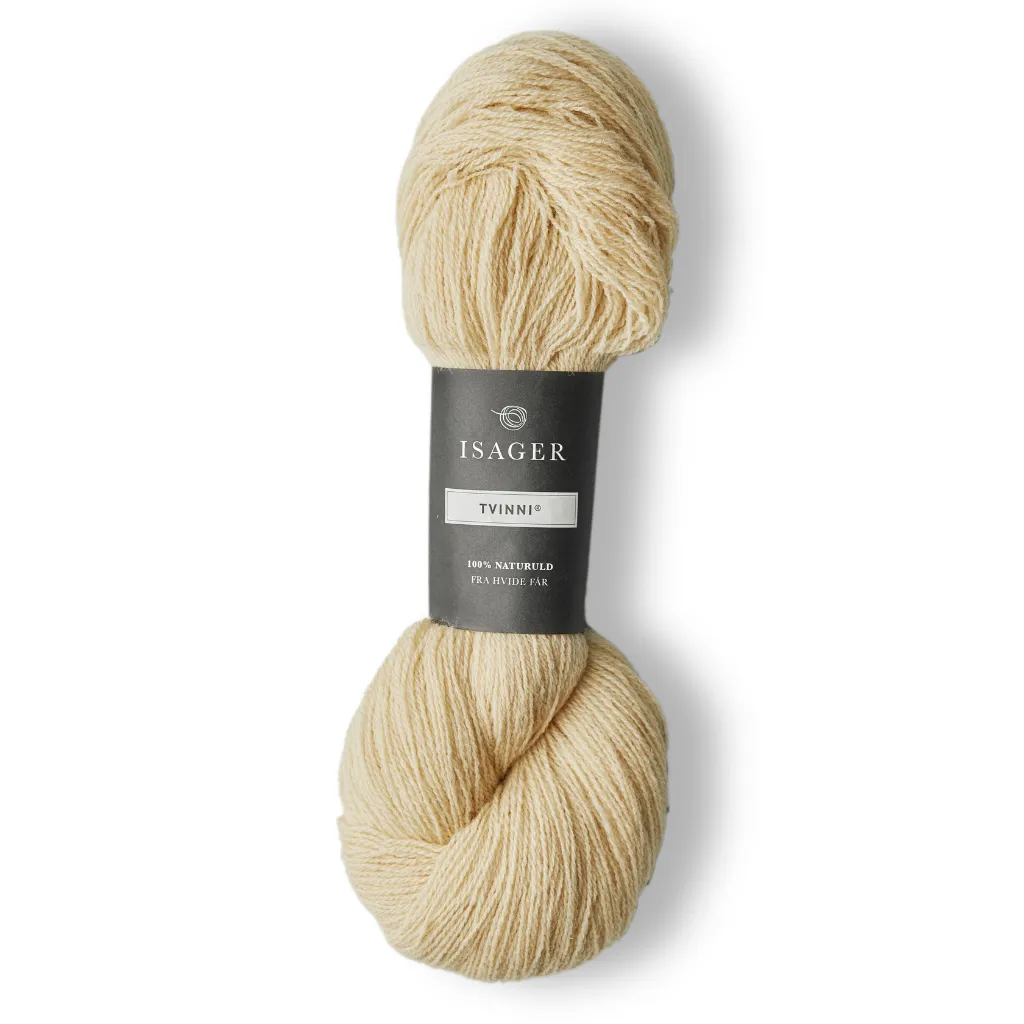 Isager Tvinni 100 g (2x50 g) – Ensiluokkainen 2-säikeinen merinokaritsanvilla (510 m / 100 g). Kestävä ja monikäyttöinen. Tilaa ihana lanka heti!