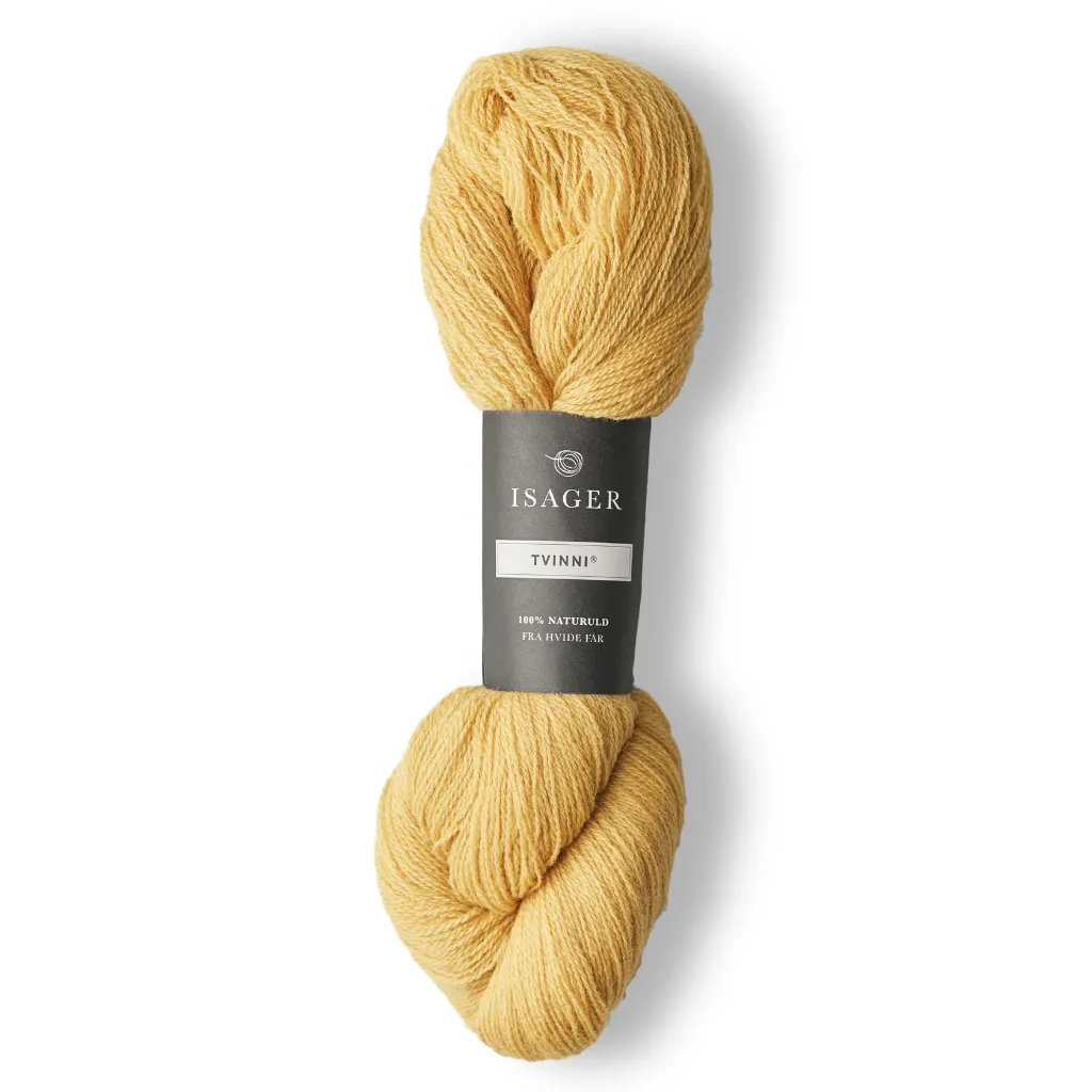 Isager Tvinni 100 g (2x50 g) – Ensiluokkainen 2-säikeinen merinokaritsanvilla (510 m / 100 g). Kestävä ja monikäyttöinen. Tilaa ihana lanka heti!