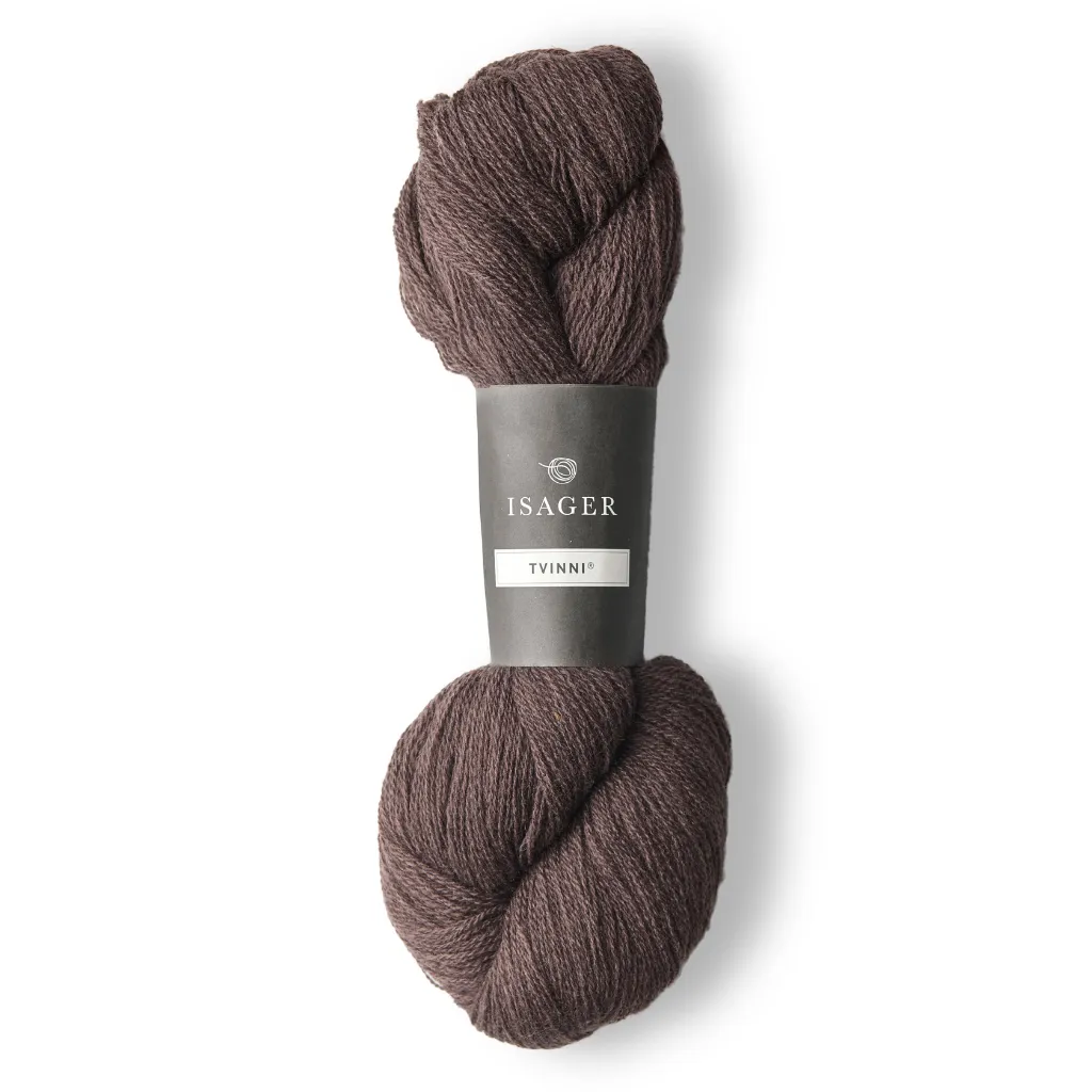 Isager Tvinni 100 g (2x50 g) – Ensiluokkainen 2-säikeinen merinokaritsanvilla (510 m / 100 g). Kestävä ja monikäyttöinen. Tilaa ihana lanka heti!