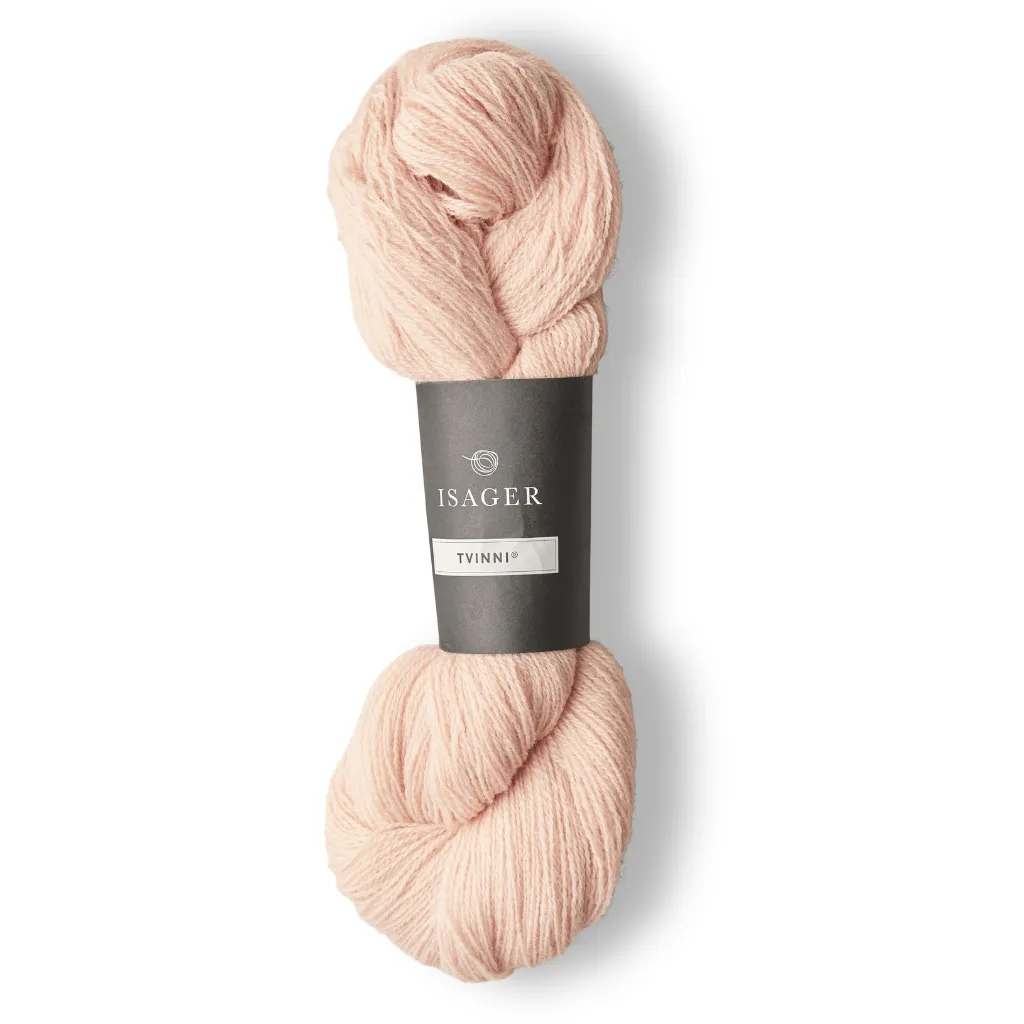 Isager Tvinni 100 g (2x50 g) – Ensiluokkainen 2-säikeinen merinokaritsanvilla (510 m / 100 g). Kestävä ja monikäyttöinen. Tilaa ihana lanka heti!