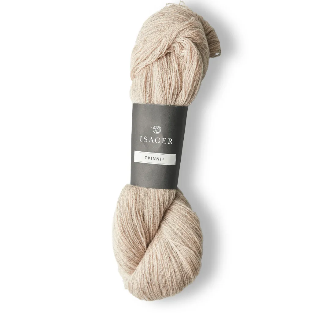 Isager Tvinni 100 g (2x50 g) – Ensiluokkainen 2-säikeinen merinokaritsanvilla (510 m / 100 g). Kestävä ja monikäyttöinen. Tilaa ihana lanka heti!