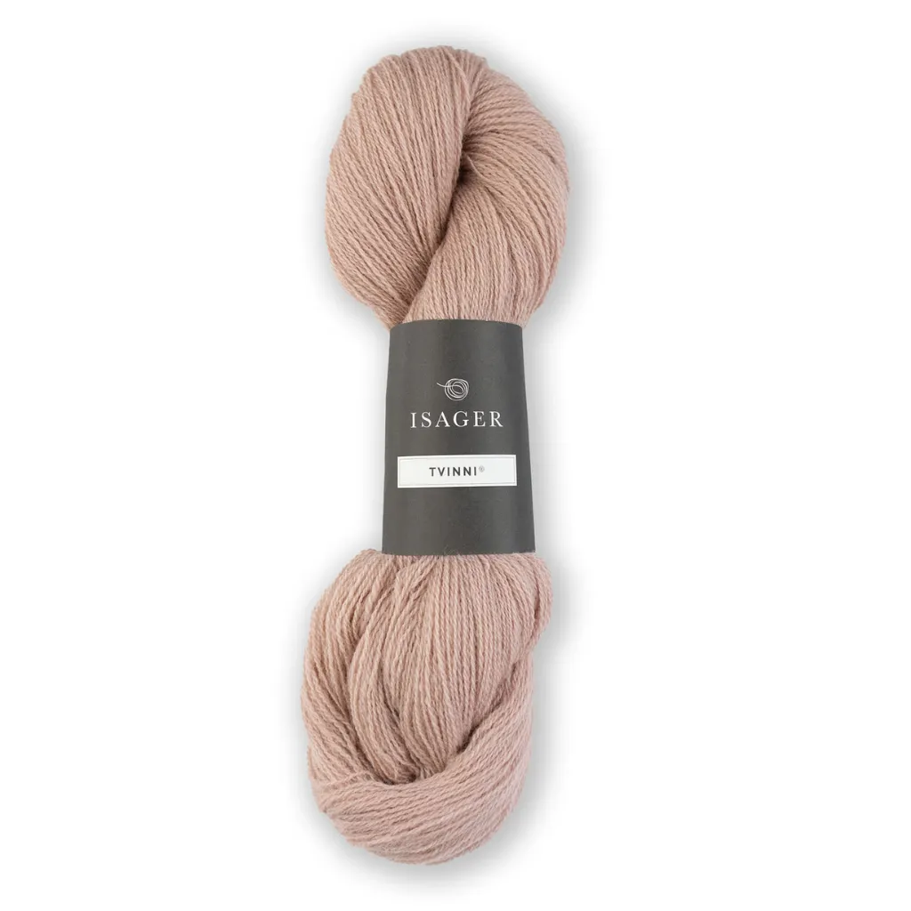 Isager Tvinni 100 g (2x50 g) – Ensiluokkainen 2-säikeinen merinokaritsanvilla (510 m / 100 g). Kestävä ja monikäyttöinen. Tilaa ihana lanka heti!