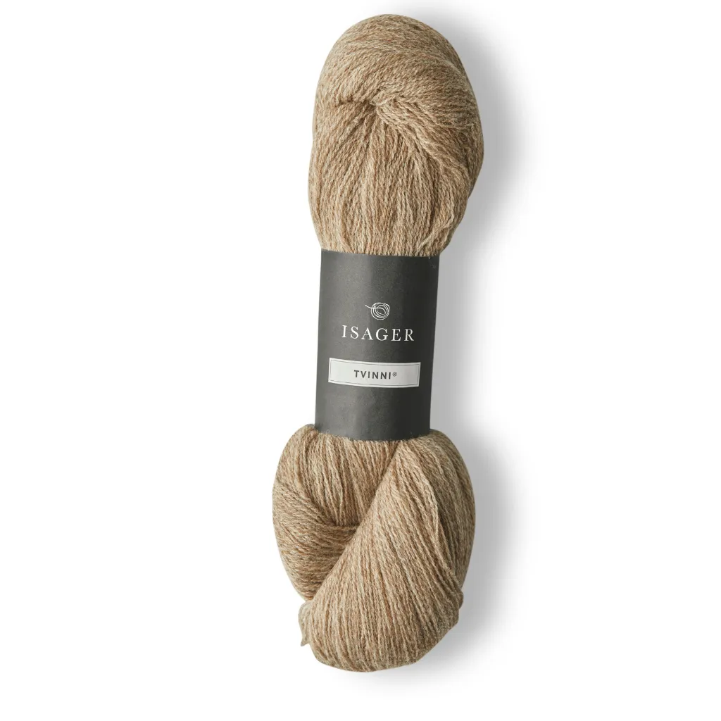 Isager Tvinni 100 g (2x50 g) – Ensiluokkainen 2-säikeinen merinokaritsanvilla (510 m / 100 g). Kestävä ja monikäyttöinen. Tilaa ihana lanka heti!