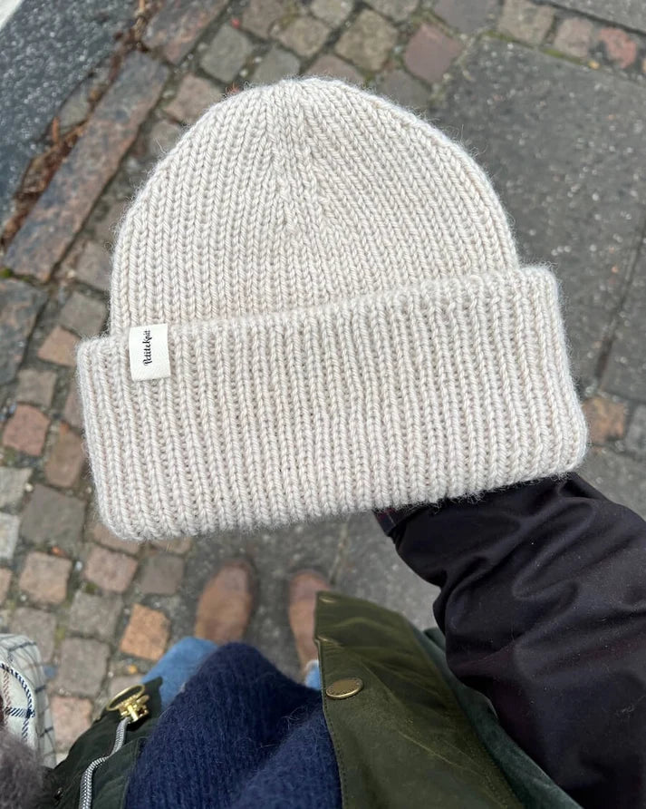 Weekend Hat on klassinen, napakka ja ajattoman tyylikäs joustinneulepipo koko perheelle vauvasta aikuiseen.