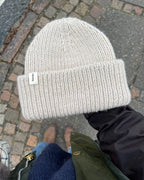 Weekend Hat on klassinen, napakka ja ajattoman tyylikäs joustinneulepipo koko perheelle vauvasta aikuiseen.