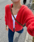 Agnete Cardigan on ylellinen, klassisen tyylikäs ja huoliteltu neuletakki, joka neulotaan kauttaaltaan näyttävänä ja muhkeana patenttineuleena.
