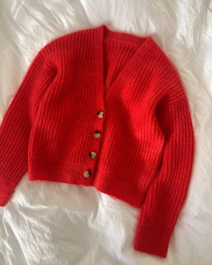 Agnete Cardigan on ylellinen, klassisen tyylikäs ja huoliteltu neuletakki, joka neulotaan kauttaaltaan näyttävänä ja muhkeana patenttineuleena.