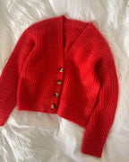 Agnete Cardigan on ylellinen, klassisen tyylikäs ja huoliteltu neuletakki, joka neulotaan kauttaaltaan näyttävänä ja muhkeana patenttineuleena.