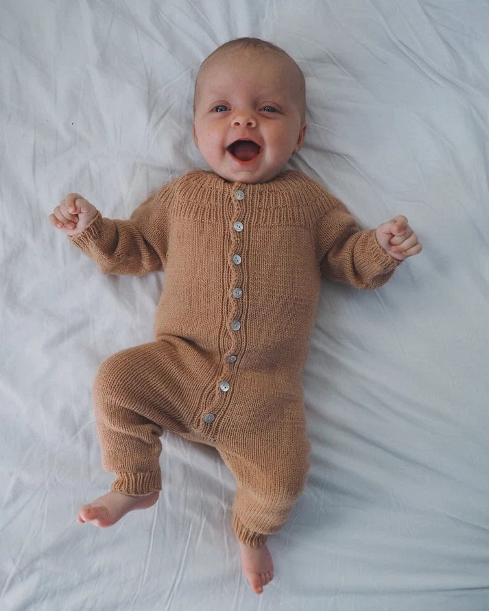 Anker’s Onesie on PetiteKnitin ihastuttavaan Anker-sarjaan kuuluva suloinen, pehmeä ja käytännöllinen vauvojen neulehaalari.