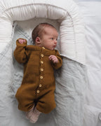 Anker’s Onesie on PetiteKnitin ihastuttavaan Anker-sarjaan kuuluva suloinen, pehmeä ja käytännöllinen vauvojen neulehaalari.