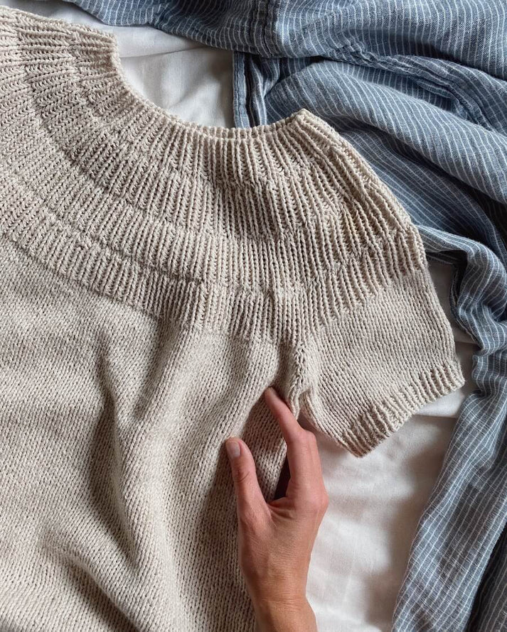Ankerin Kesäpaita (Anker's Summer Shirt) on PetiteKnitin huippusuosittu kaunis, ajaton ja tyylikäs lyhythihainen kesäneule.