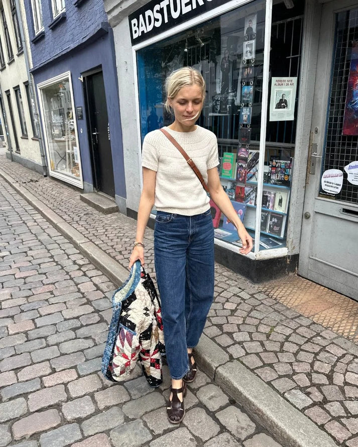 Ankerin Kesäpaita (Anker's Summer Shirt) on PetiteKnitin huippusuosittu kaunis, ajaton ja tyylikäs lyhythihainen kesäneule.