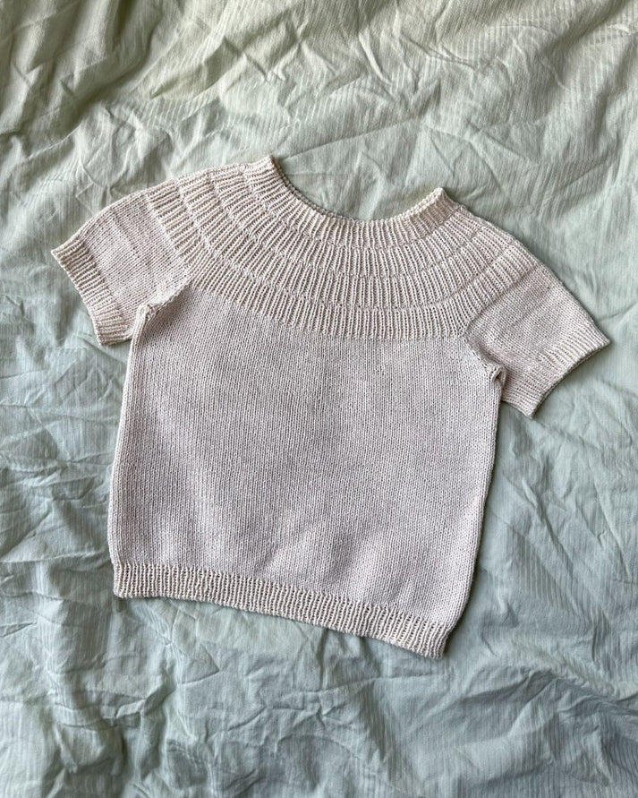Ankerin Kesäpaita (Anker's Summer Shirt) on PetiteKnitin huippusuosittu kaunis, ajaton ja tyylikäs lyhythihainen kesäneule.