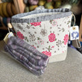 Carelia Handmade käsintehty pellavainen kässäpussi kiristysnyöreillä ja kantolenkillä. Mukana ihana kehruukuitu- tai käsinkehrätty minilankanäyte!