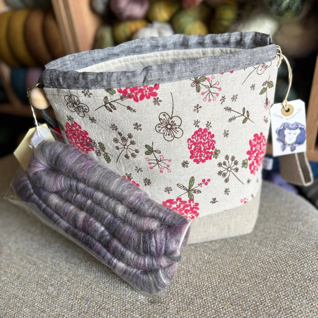 Carelia Handmade käsintehty pellavainen kässäpussi kiristysnyöreillä ja kantolenkillä. Mukana ihana kehruukuitu- tai käsinkehrätty minilankanäyte!