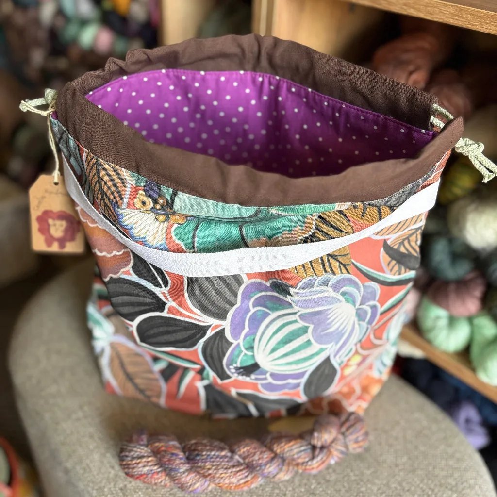 Carelia Handmade iso käsintehty projektipussi kantokahvalla ja sisätaskuilla. Mukana ihana kehruukuitu- tai käsinkehrätty minilankanäyte!