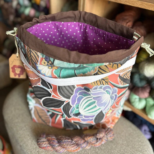 Carelia Handmade iso käsintehty projektipussi kantokahvalla ja sisätaskuilla. Mukana ihana kehruukuitu- tai käsinkehrätty minilankanäyte!