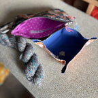Carelia Handmade käsintehty tilpehööripussukka ja nerokas nepparialunen neuloille ja tarvikkeille. Mukana aito kehruukuitu- tai käsinkehrätty minilankanäyte!
