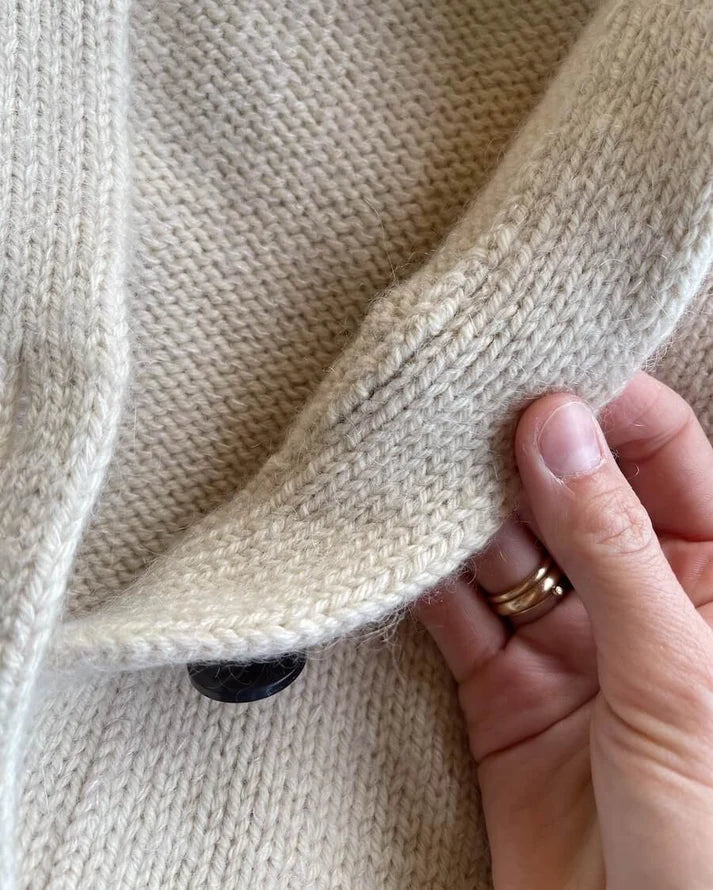 Champagne Cardigan on upea, rento ja ylellinen V-aukkoinen neuletakki, joka on suunniteltu modernin ylikokoiseksi (oversized).