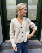 Champagne Cardigan on upea, rento ja ylellinen V-aukkoinen neuletakki, joka on suunniteltu modernin ylikokoiseksi (oversized).