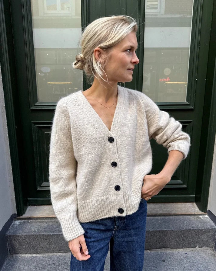 Champagne Cardigan on upea, rento ja ylellinen V-aukkoinen neuletakki, joka on suunniteltu modernin ylikokoiseksi (oversized).