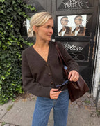 Champagne Cardigan on upea, rento ja ylellinen V-aukkoinen neuletakki, joka on suunniteltu modernin ylikokoiseksi (oversized).