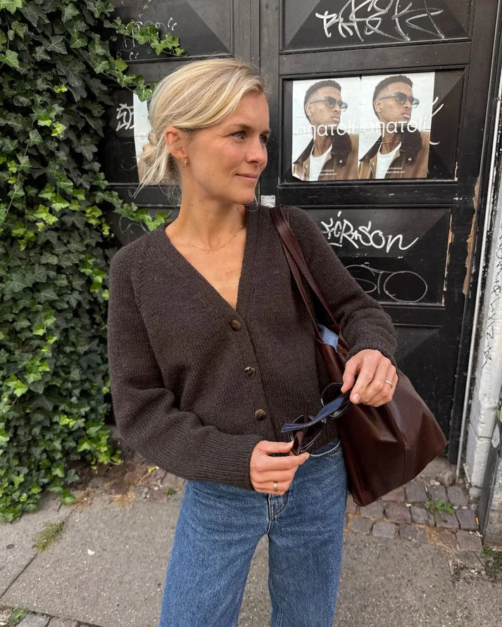 Champagne Cardigan on upea, rento ja ylellinen V-aukkoinen neuletakki, joka on suunniteltu modernin ylikokoiseksi (oversized).