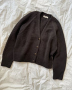 Champagne Cardigan on upea, rento ja ylellinen V-aukkoinen neuletakki, joka on suunniteltu modernin ylikokoiseksi (oversized).