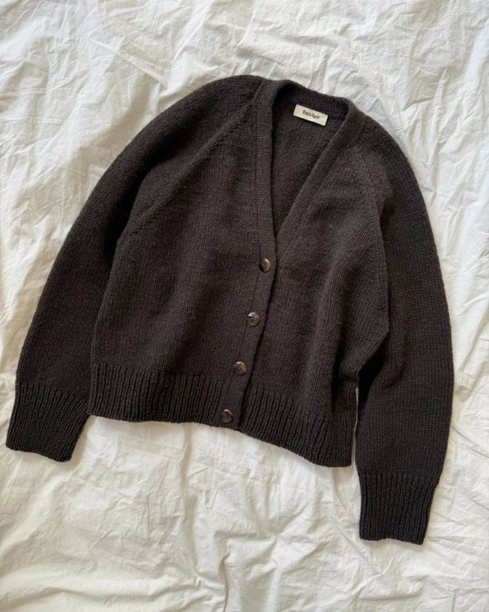 Champagne Cardigan on upea, rento ja ylellinen V-aukkoinen neuletakki, joka on suunniteltu modernin ylikokoiseksi (oversized).