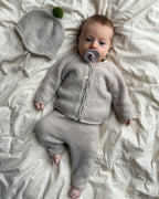 Cleo Baby Set on hurmaava, pehmeä ja ajattoman kaunis kolmiosainen vauvan neulekokonaisuus