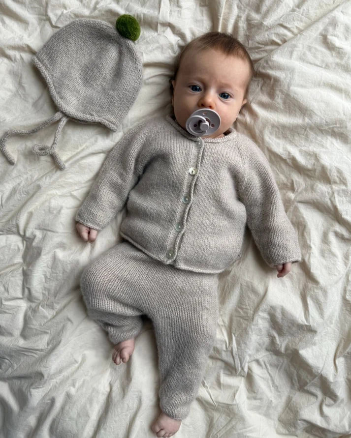 Cleo Baby Set on hurmaava, pehmeä ja ajattoman kaunis kolmiosainen vauvan neulekokonaisuus