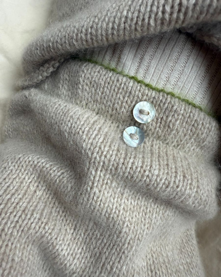 Cleo Baby Set on hurmaava, pehmeä ja ajattoman kaunis kolmiosainen vauvan neulekokonaisuus