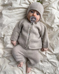 Cleo Baby Set on hurmaava, pehmeä ja ajattoman kaunis kolmiosainen vauvan neulekokonaisuus