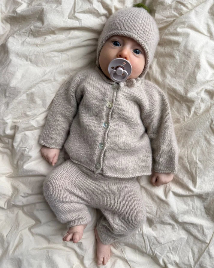 Cleo Baby Set on hurmaava, pehmeä ja ajattoman kaunis kolmiosainen vauvan neulekokonaisuus