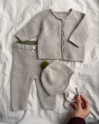 Cleo Baby Set on hurmaava, pehmeä ja ajattoman kaunis kolmiosainen vauvan neulekokonaisuus