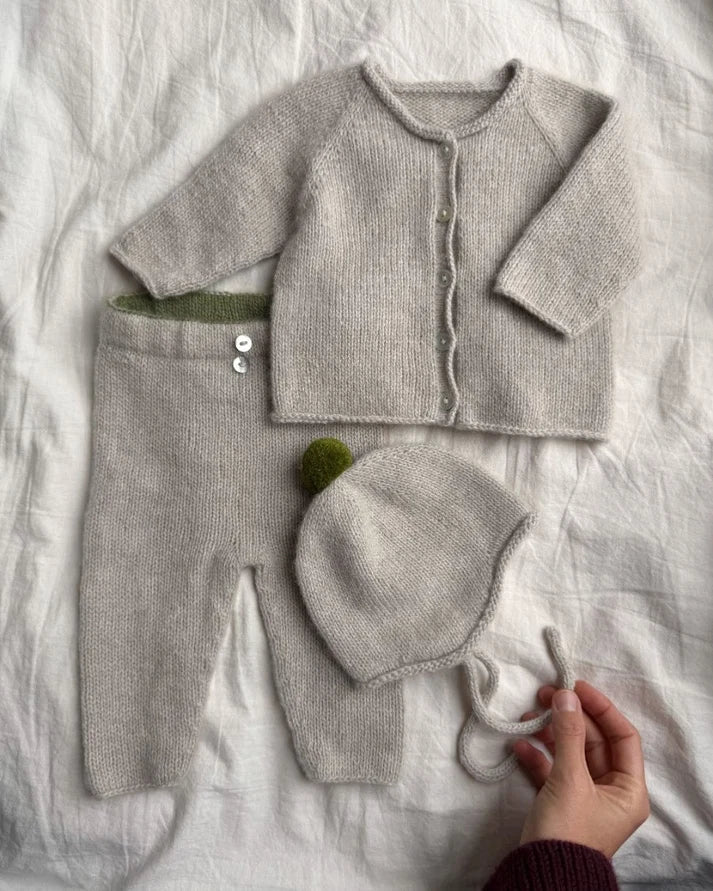 Cleo Baby Set on hurmaava, pehmeä ja ajattoman kaunis kolmiosainen vauvan neulekokonaisuus